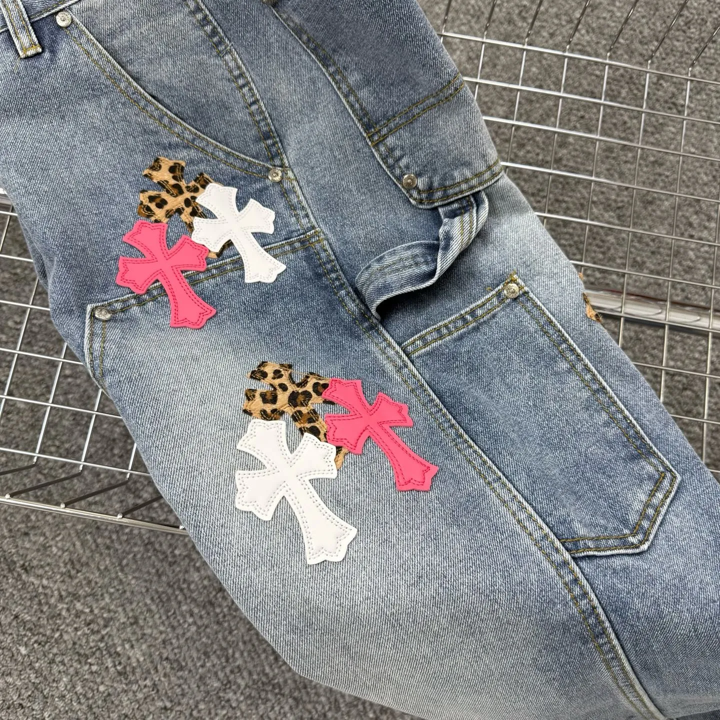 P260 Style No.: H856 Chrome Hearts 1of1 🇲🇾Malaysian Exclusive｜Chrome Hearts Leopard Print Limited Overalls Styles with different wash textures are very friendly to people with thin legs and thick legs. The straight version is very flattering to the leg shape. Moderate length that never goes out of style, easy to match with casual, basic styling for various styles, a must-have in the wardrobe! The fabric is stiff but also makes the upper body soft without losing texture. The washing process is even more perfect. It is a must-have item for everyone! ! ! Washed wheat, hang tag, pants label, three labels complete Size: 28-30-32-34-36 Color: blue